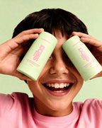 Person holding two green containers with 'Siiiba' text against a light green background
